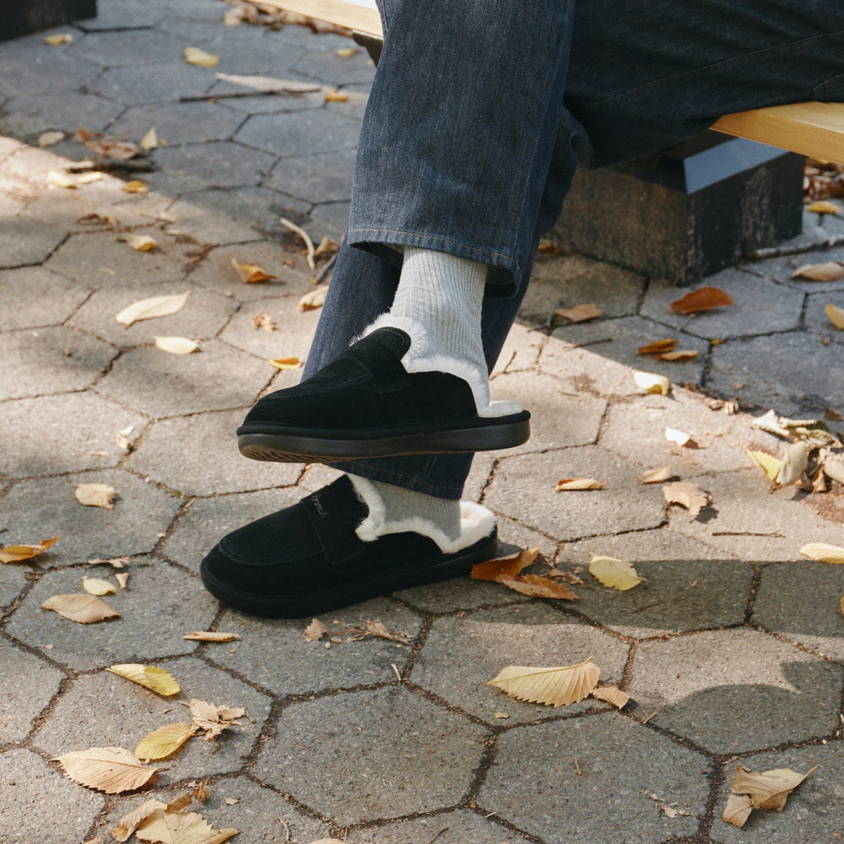 Loafer Shearling Black on foot