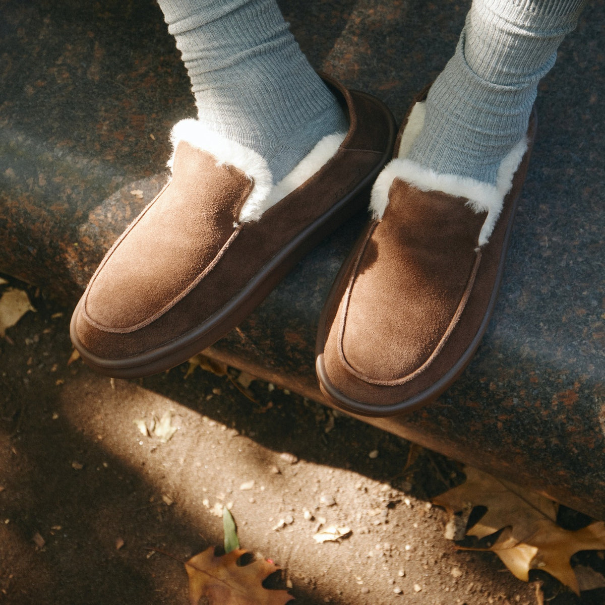 Collapsible Loafer Shearling Pecan on foot