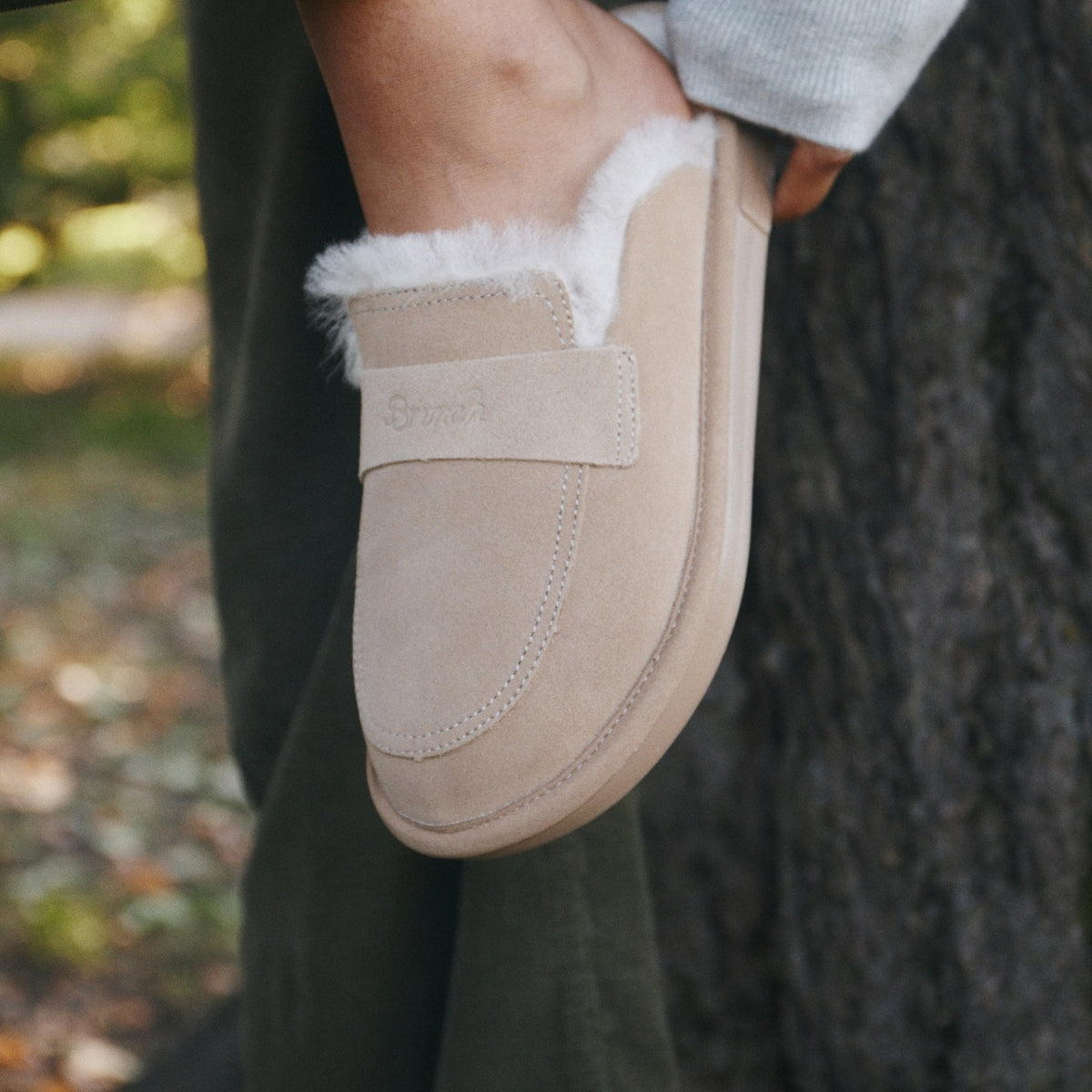 Loafer Shearling Tan on foot