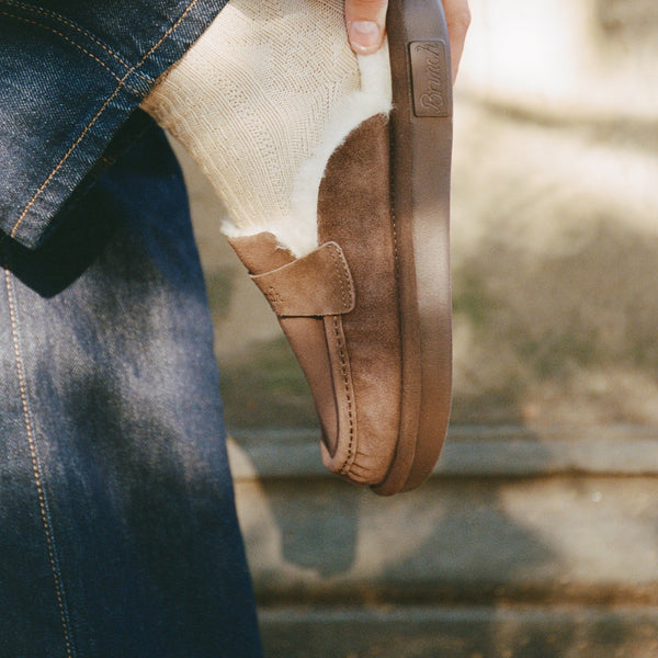 Scrunch Loafer Shearling Pecan on foot