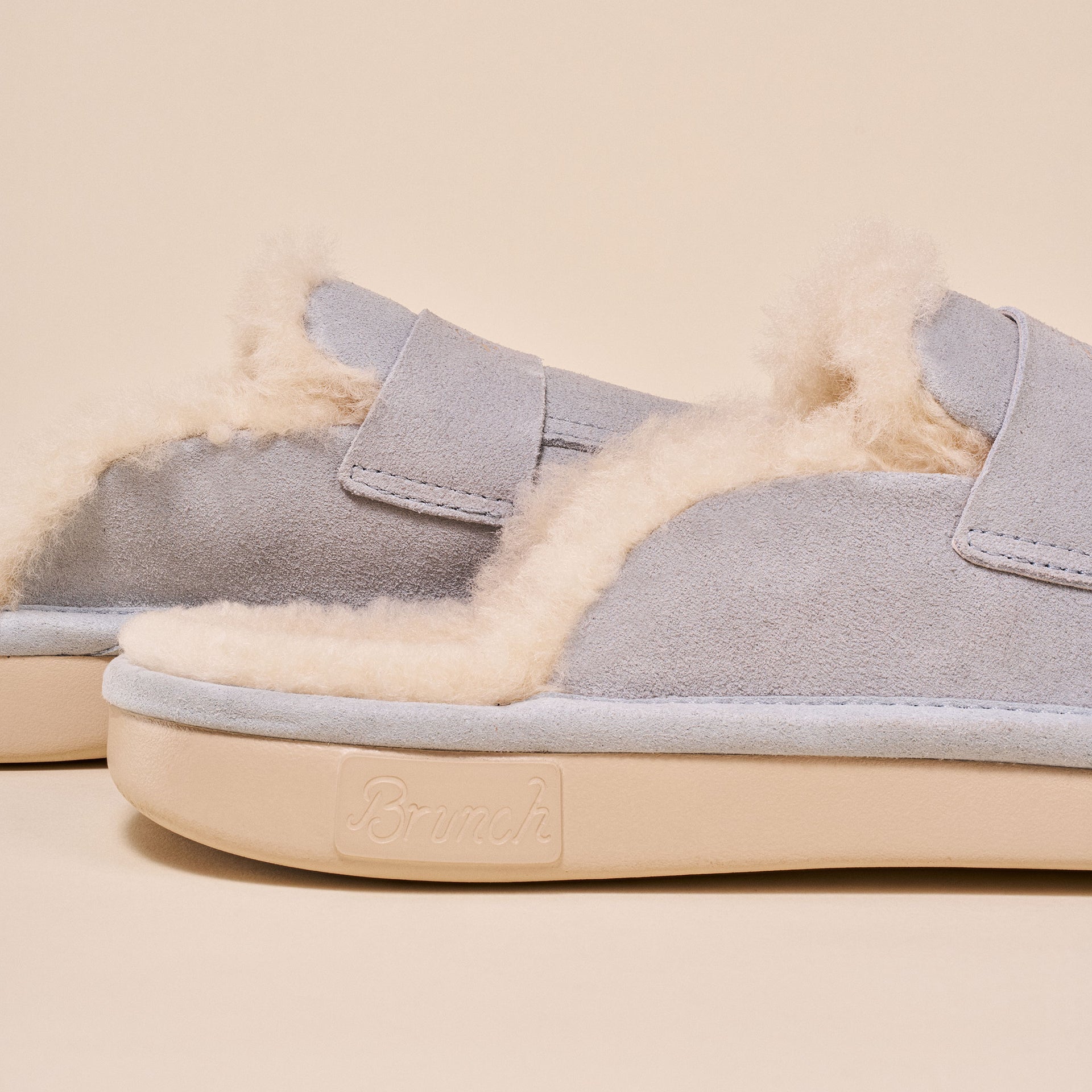 Light blue suede mule slipper with cream shearling lining and beige sole embossed "Brunch"