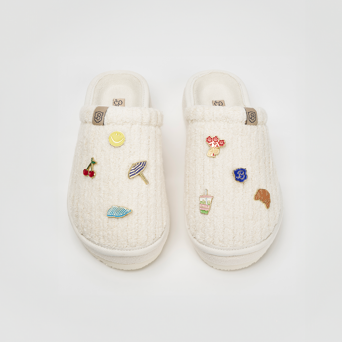 Top down view of Essential XXL Panna ribbed terry slippers with magnetic charms on white background