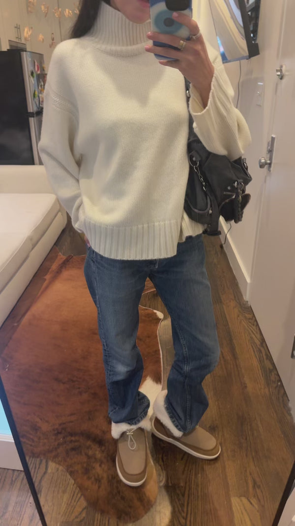 Front mirror view of Apres Boot in camel nubuck showcasing folded shearling cuff and EVA sole with model in jeans