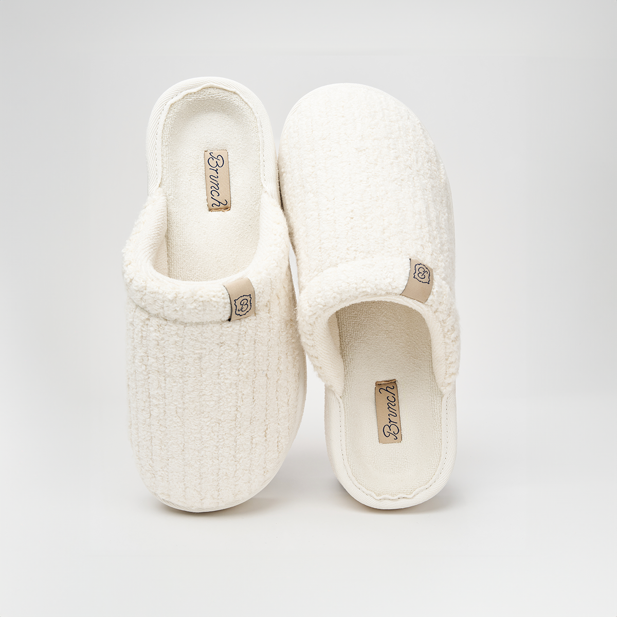 Top-down view of Essential XXL Panna slipper with ribbed terry texture, plush lining and Brunch labels on white background