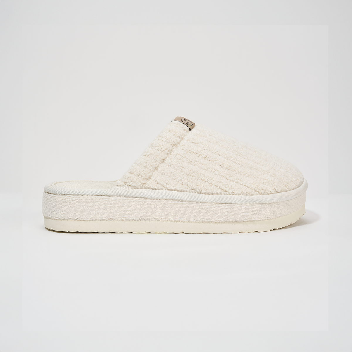 Side profile of Essential XXL slipper in Panna ribbed terry showcasing ribbed terry upper and thick platform sole on white background